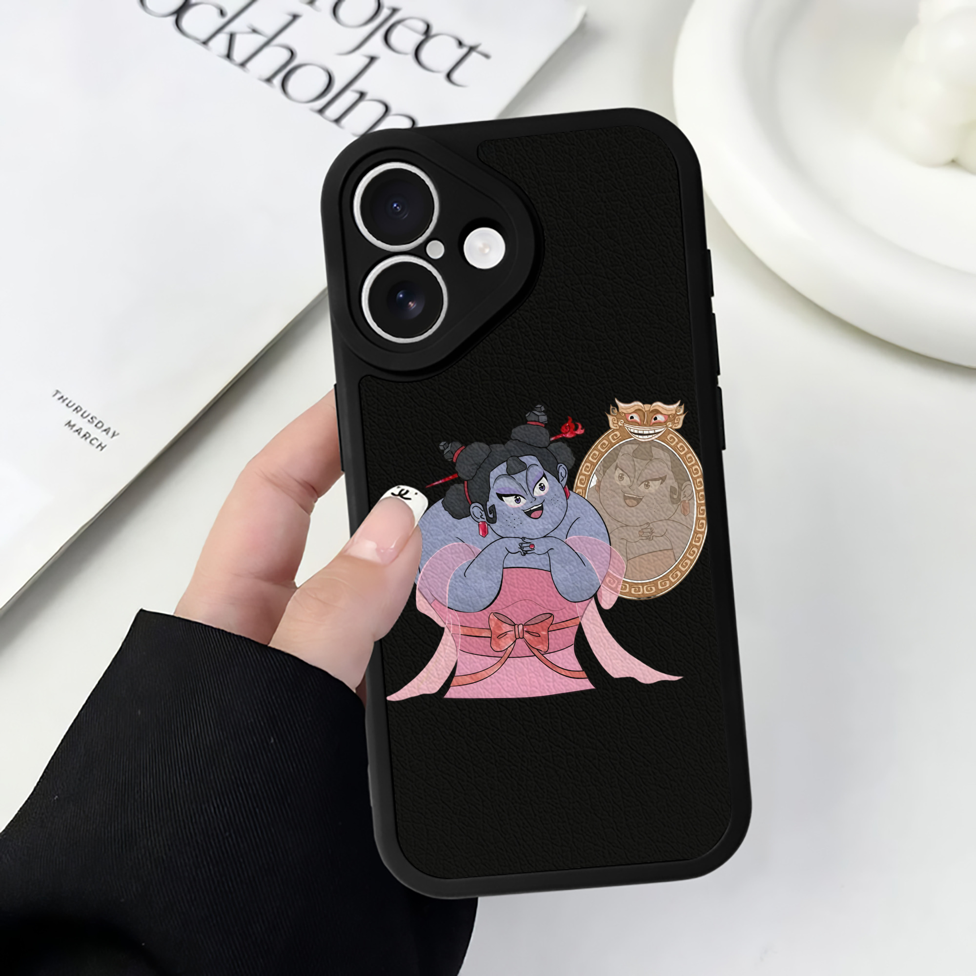 （画像用） Ne Zha 2 ナタ 魔童の大暴れ 【iPhone 16シリーズ対応】シリコンスマホケース（レザー調） 材質：シリコン